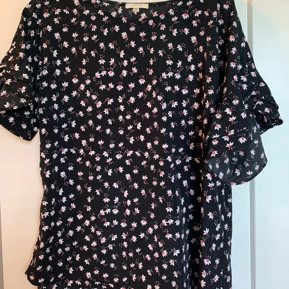 Pleione top with flutter sleeves and delicate pattern